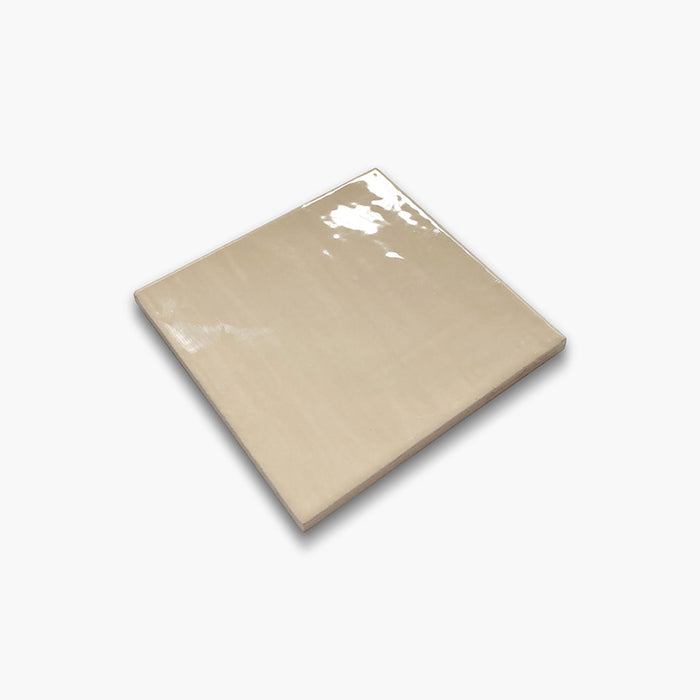 Foto del rivestimento Cream Glossy della collezione Flow di Keradom.