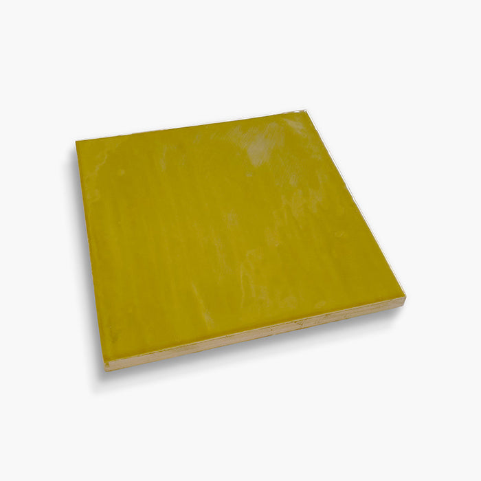 Foto del rivestimento Mustard Glossy della collezione Flow di Keradom.