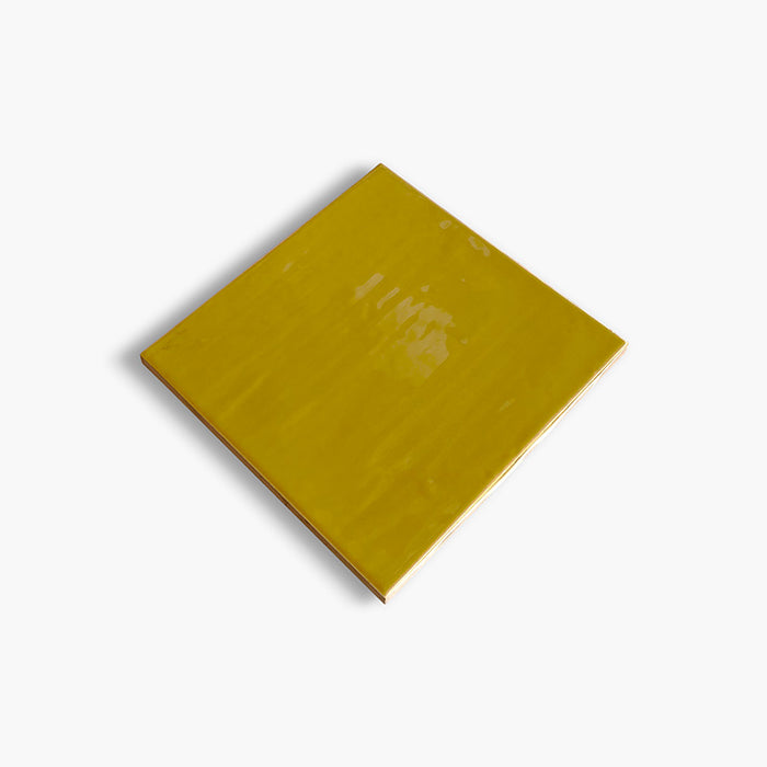 Foto del rivestimento Mustard Glossy della collezione Flow di Keradom.