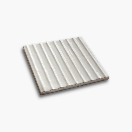 Foto del rivestimento Wave Glossy nella colorazione Moon della collezione Flow di Keradom.