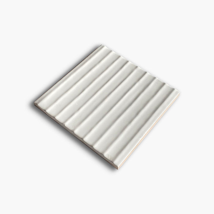 Foto del rivestimento Wave Glossy nella colorazione Moon della collezione Flow di Keradom.