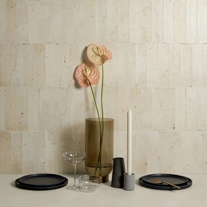 Dettaglio cucina con rivestimento in gres porcellanato serie Miniature Fregio di Marca Corona, effetto mattoncino, formato 6x24, Colore Bianco Naturale