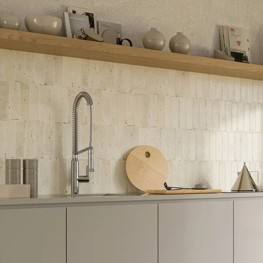 Cucina moderna grigia con rivestimento in gres porcellanato serie Miniature Fregio di Marca Corona, effetto mattoncino, formato 6x24, Colore Bianco Naturale