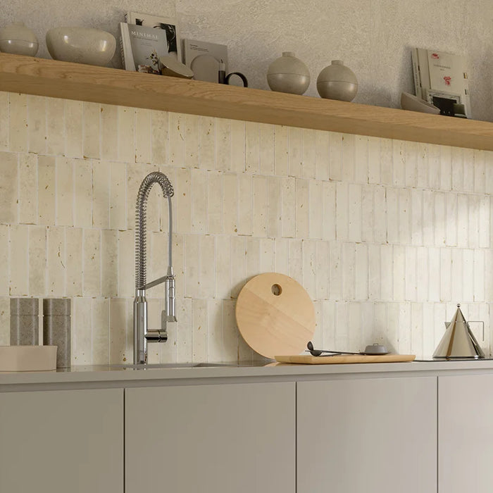 Cucina moderna grigia con rivestimento in gres porcellanato serie Miniature Fregio di Marca Corona, effetto mattoncino, formato 6x24, Colore Bianco Naturale