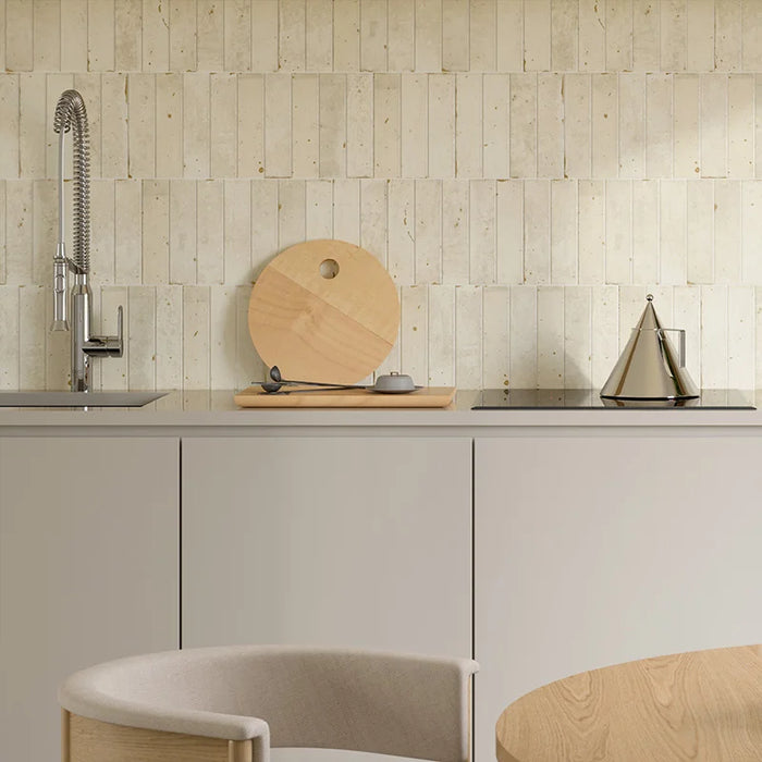 Cucina moderna grigia con rivestimento in gres porcellanato serie Miniature Fregio di Marca Corona, effetto mattoncino, formato 6x24, Colore Bianco Naturale