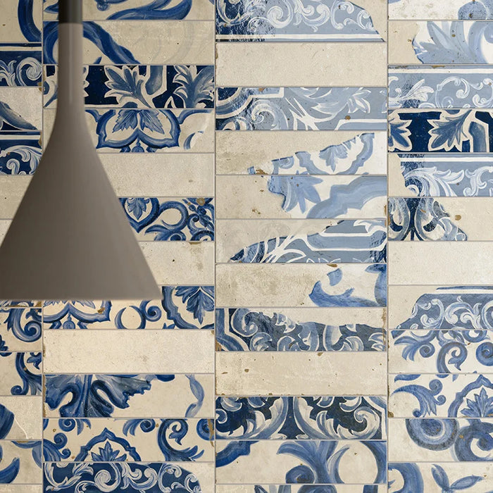 Dettaglio muro con rivestimento in gres porcellanato serie Miniature Fregio di Marca Corona, effetto mattoncino maiolicato, formato 6x24, Colore Blu Maiolica