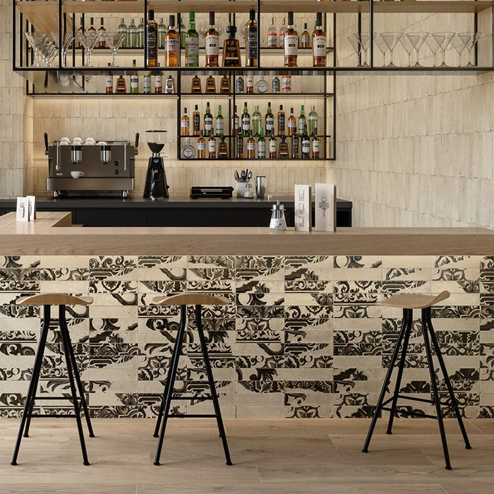 Bancone bar con rivestimento in gres porcellanato serie Miniature Fregio di Marca Corona, effetto mattoncino maiolicato, formato 6x24, Colore Nero Maiolica