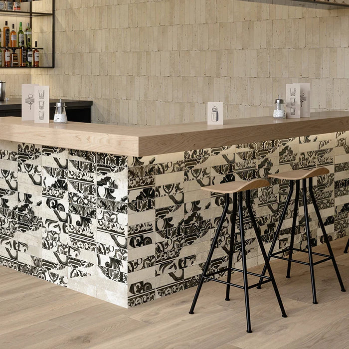 Bancone bar con rivestimento in gres porcellanato serie Miniature Fregio di Marca Corona, effetto mattoncino maiolicato, formato 6x24, Colore Nero Maiolica