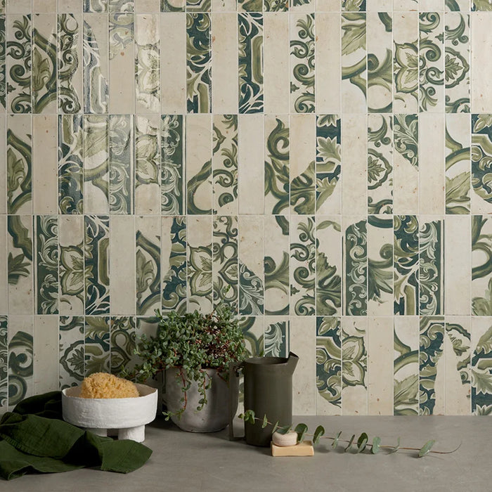 dettaglio muro con rivestimento in gres porcellanato serie Miniature Fregio di Marca Corona, effetto mattoncino maiolicato, formato 6x24, Colore Verde Maiolica