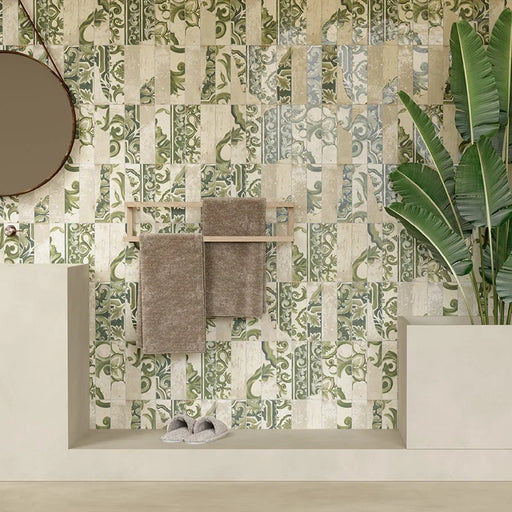 Bagno moderno con rivestimento in gres porcellanato serie Miniature Fregio di Marca Corona, effetto mattoncino maiolicato, formato 6x24, Colore Verde Maiolica