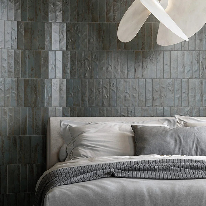 Camera da letto moderna con rivestimento in gres porcellanato serie Miniature Fuoco di Marca Corona, effetto mattoncino e metallo ossidato, formato 6x24 cm, Colore Blu Iron