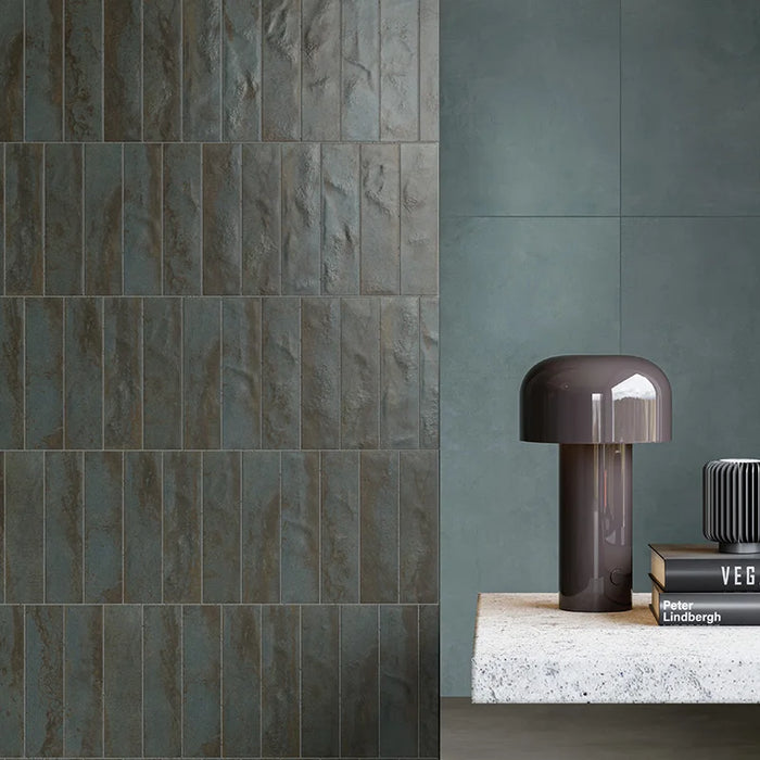 Dettaglio rivestimento in gres porcellanato serie Miniature Fuoco di Marca Corona, effetto mattoncino e metallo ossidato, formato 6x24 cm, Colore Blu Iron