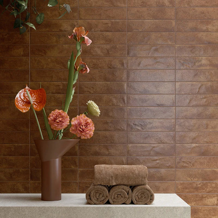 Dettaglio rivestimento bagno in gres porcellanato serie Miniature Fuoco di Marca Corona, effetto mattoncino e metallo ossidato, formato 6x24 cm, Colore Corten Bruciato