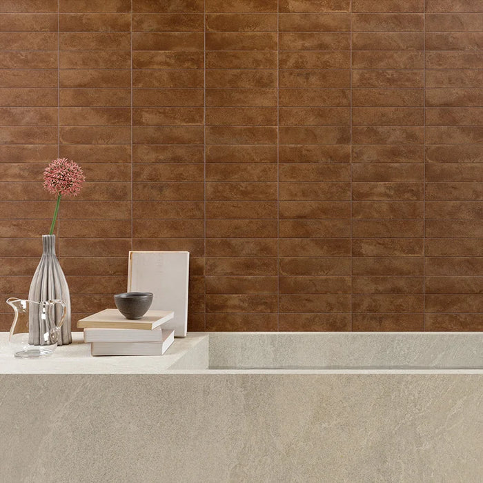 Dettaglio bagno con rivestimento in gres porcellanato serie Miniature Fuoco di Marca Corona, effetto mattoncino e metallo ossidato, formato 6x24 cm, Colore Corten Bruciato