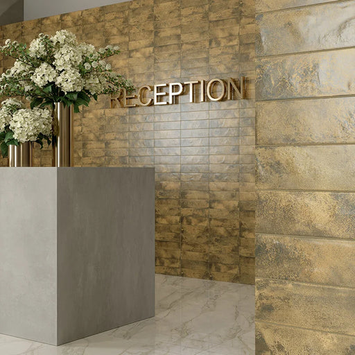 Reception Hotel con rivestimento in gres porcellanato serie Miniature Fuoco di Marca Corona, effetto mattoncino e metallo ossidato, formato 6x24 cm, Colore Oro Brunito