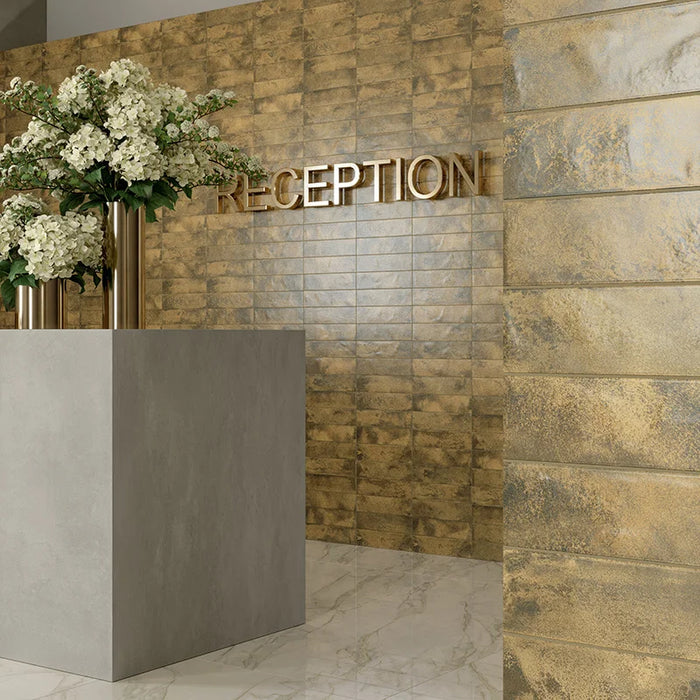 Reception Hotel con rivestimento in gres porcellanato serie Miniature Fuoco di Marca Corona, effetto mattoncino e metallo ossidato, formato 6x24 cm, Colore Oro Brunito