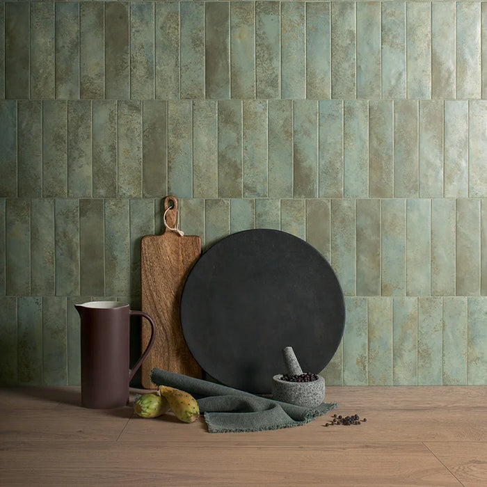 Dettaglio rivestimento in gres porcellanato serie Miniature Fuoco di Marca Corona, effetto mattoncino e metallo ossidato, formato 6x24 cm, Colore Verde Rame