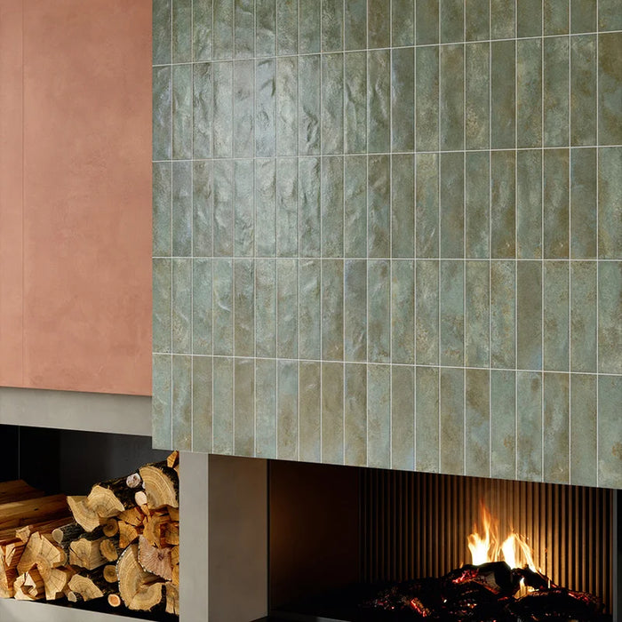 Dettaglio rivestimento in gres porcellanato serie Miniature Fuoco di Marca Corona, effetto mattoncino e metallo ossidato, formato 6x24 cm, Colore Verde Rame