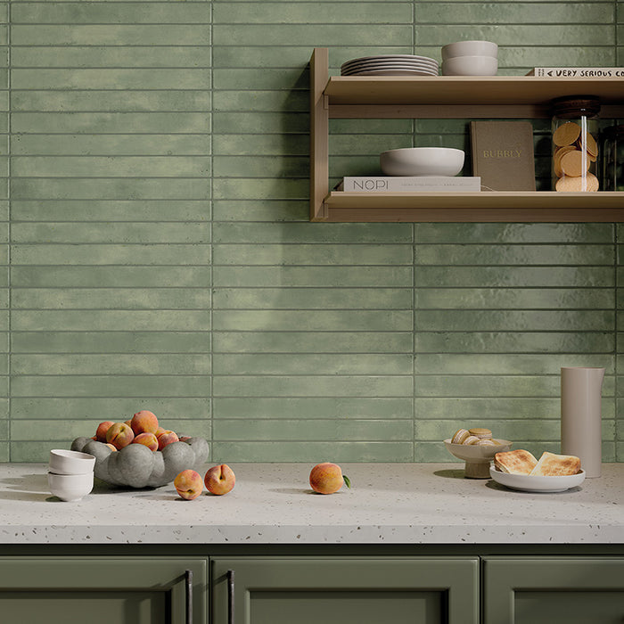 Dettaglio cucina con rivestimento in gres porcellanato effetto mattoncino opaco 4.8x45 cm della collezione Graffiti, colore Acquamarine di Ceramica Rondine