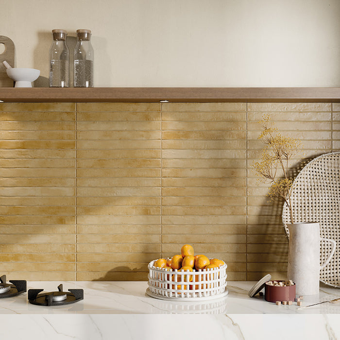 Cucina con rivestimento in gres porcellanato effetto mattoncino opaco 4.8x45 cm della collezione Graffiti, colore Beige di Ceramica Rondine