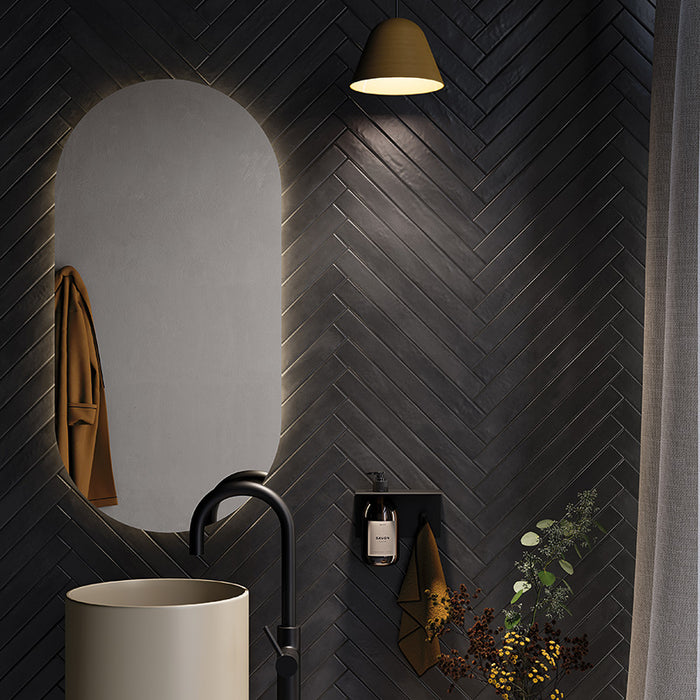 Bagno moderno con rivestimento in gres porcellanato effetto mattoncino opaco 4.8x45 cm della collezione Graffiti, colore Charcoal di Ceramica Rondine