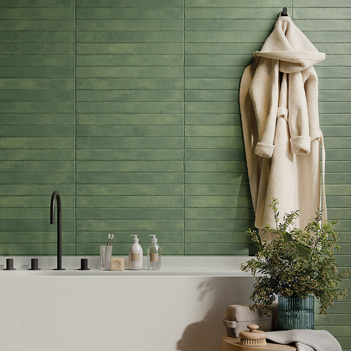 Dettaglio bagno con rivestimento in gres porcellanato effetto mattoncino opaco 4.8x45 cm della collezione Graffiti, colore Green di Ceramica Rondine