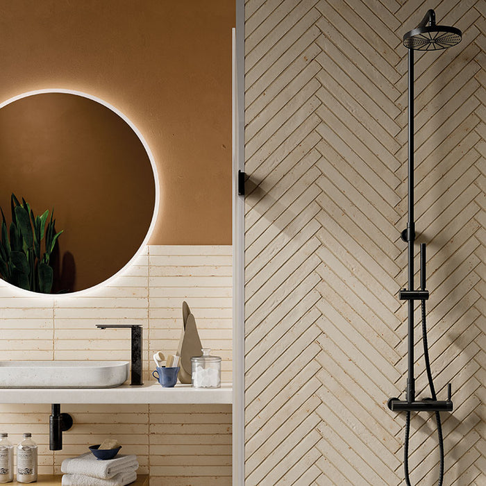 Dettaglio bagno con rivestimento in gres porcellanato effetto mattoncino opaco 4.8x45 cm della collezione Graffiti, colore Ivory di Ceramica Rondine