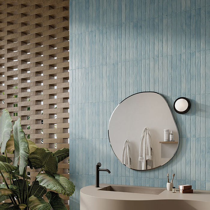 Bagno moderno con rivestimento in gres porcellanato effetto mattoncino opaco 4.8x45 cm della collezione Graffiti, colore Sky di Ceramica Rondine