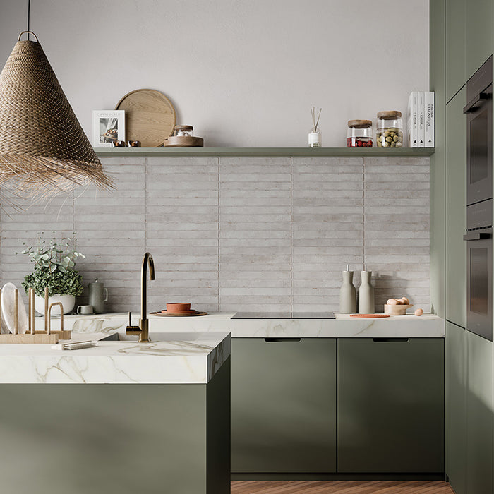 Cucina moderna con rivestimento in gres porcellanato effetto mattoncino opaco 4.8x45 cm della collezione Graffiti, colore Light Grey di Ceramica Rondine