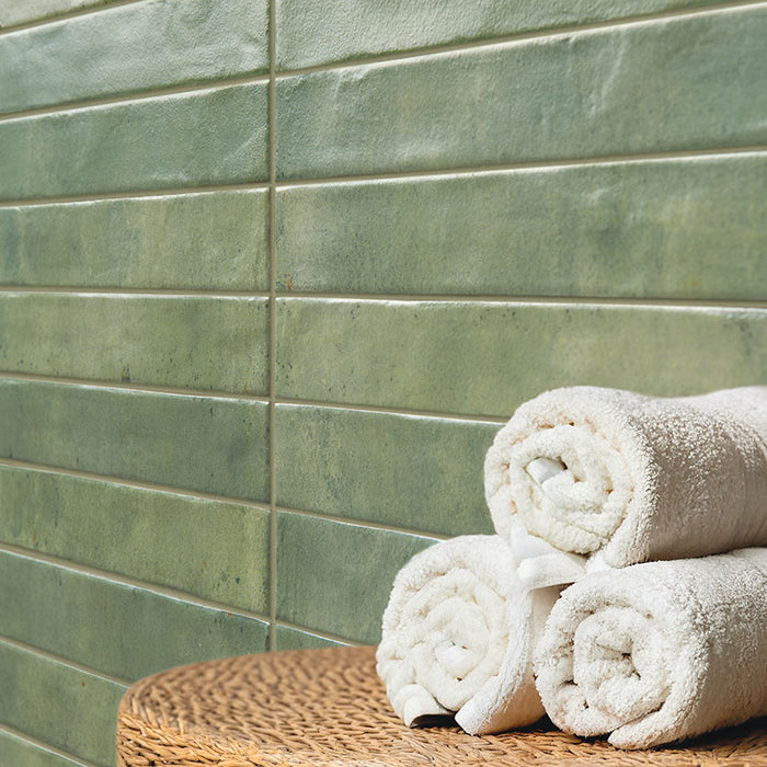 Dettaglio muro con rivestimento in gres porcellanato effetto mattoncino opaco 4.8x45 cm della collezione Graffiti, colore Acquamarine di Ceramica Rondine