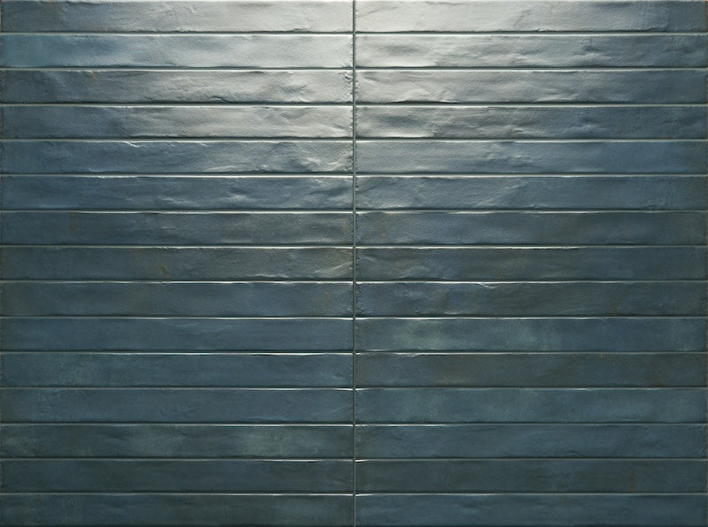 Dettaglio posato piastrella per pavimento e rivestimento in gres porcellanato effetto mattoncino opaco 4.8x45 cm della collezione Graffiti, colore Blue di Ceramica Rondine