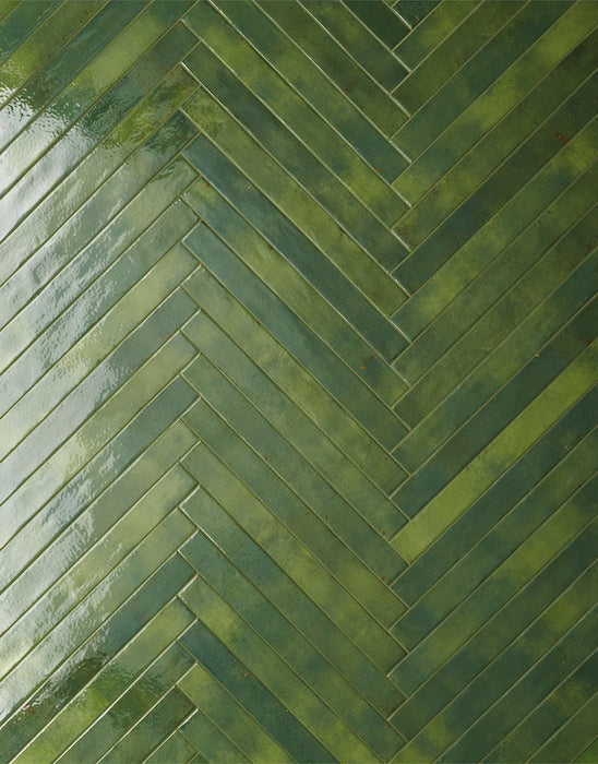 Dettaglio posato piastrella per pavimento e rivestimento in gres porcellanato effetto mattoncino lucido 4.8x45 cm della collezione Colors Brick, colore Green di Ceramica Rondine