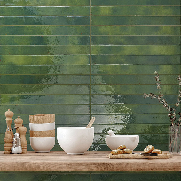 Dettaglio rivestimento in gres porcellanato effetto mattoncino lucido 4.8x45 cm della collezione Colors Brick, colore Green di Ceramica Rondine