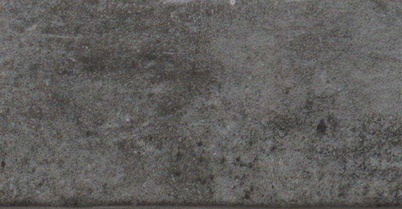 Dettaglio piastrella per pavimento e rivestimento in gres porcellanato effetto cotto opaco 13x25 cm della collezione Recovery Stone, colore Grey di Ceramica Rondine
