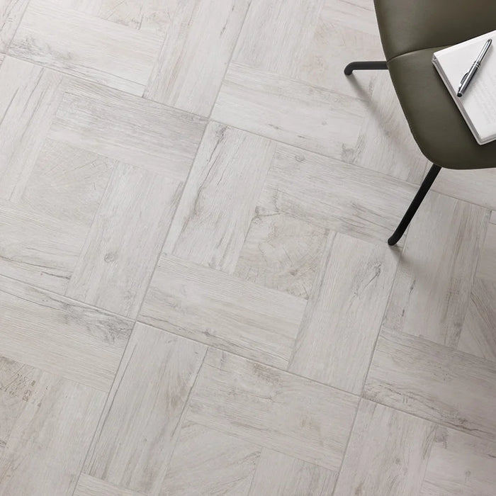 Dettaglio pavimento in gres porcellanato effetto Legno rustico a cassettoni, collezione Gallery di Settecento Ceramica, colore Aspen, Formato 48x48 cm