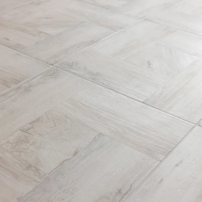 Dettaglio pavimento in gres porcellanato effetto Legno rustico a cassettoni, collezione Gallery di Settecento Ceramica, colore Aspen, Formato 48x48 cm