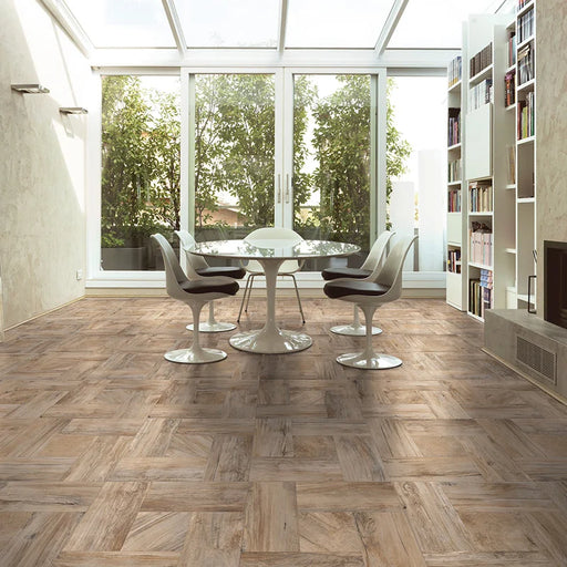 Soggiorno moderno con pavimento in gres porcellanato effetto Legno rustico a cassettoni, collezione Gallery di Settecento Ceramica, colore Hazel, Formato 48x48 cm