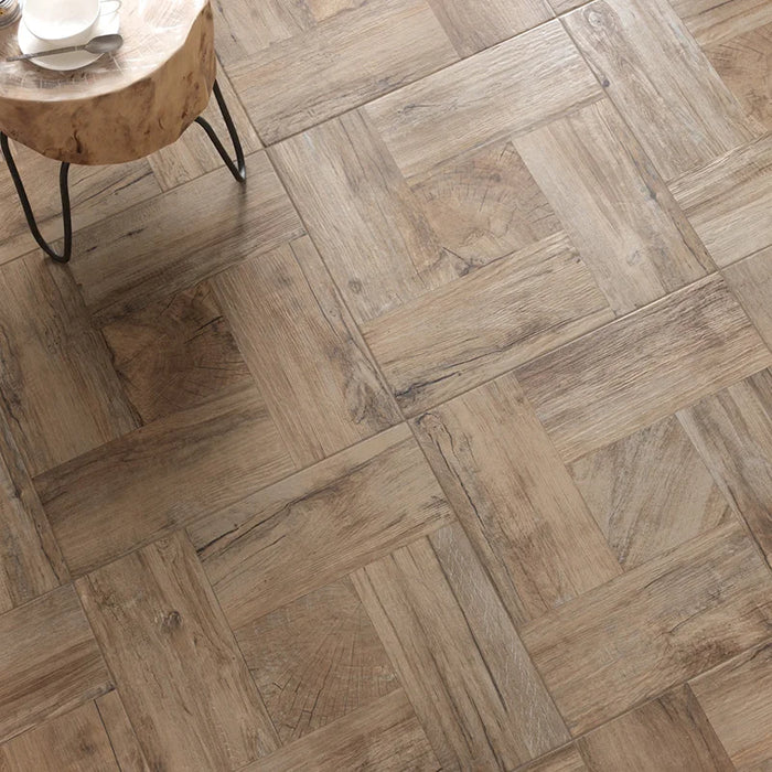 Dettaglio pavimento in gres porcellanato effetto Legno rustico a cassettoni, collezione Gallery di Settecento Ceramica, colore Hazel, Formato 48x48 cm