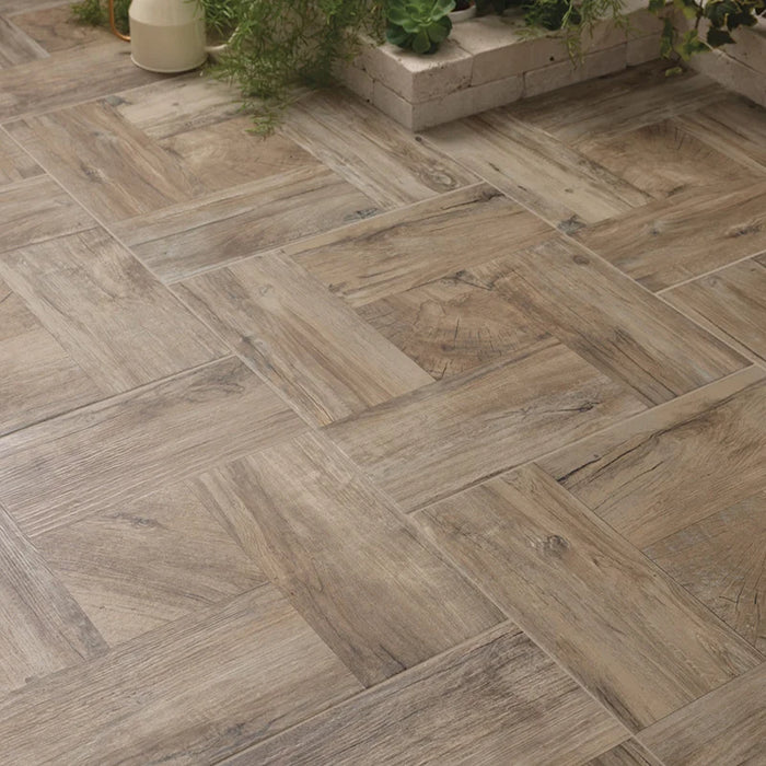 Dettaglio pavimento in gres porcellanato effetto Legno rustico a cassettoni, collezione Gallery di Settecento Ceramica, colore Hazel, Formato 48x48 cm