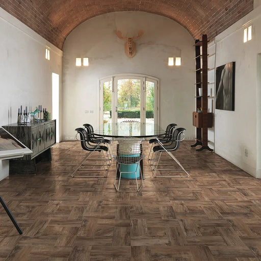 Soggiorno rustico con pavimento in gres porcellanato effetto Legno rustico a cassettoni, collezione Gallery di Settecento Ceramica, colore Sandal, Formato 48x48 cm