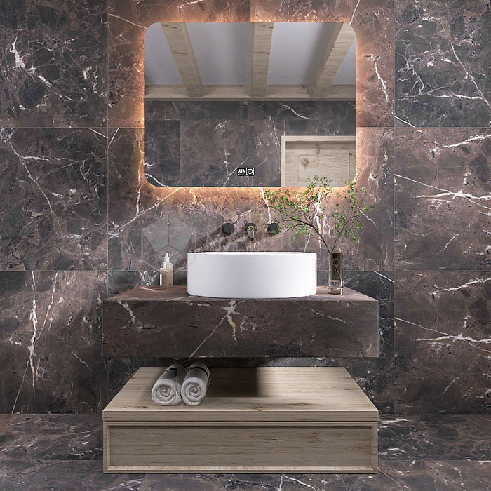 Bagno moderno con pavimento e rivestimento in gres porcellanato effetto metallo ossidato 80x80 della collezione La Geoteca nella colorazione negresco di gardenia orchidea
