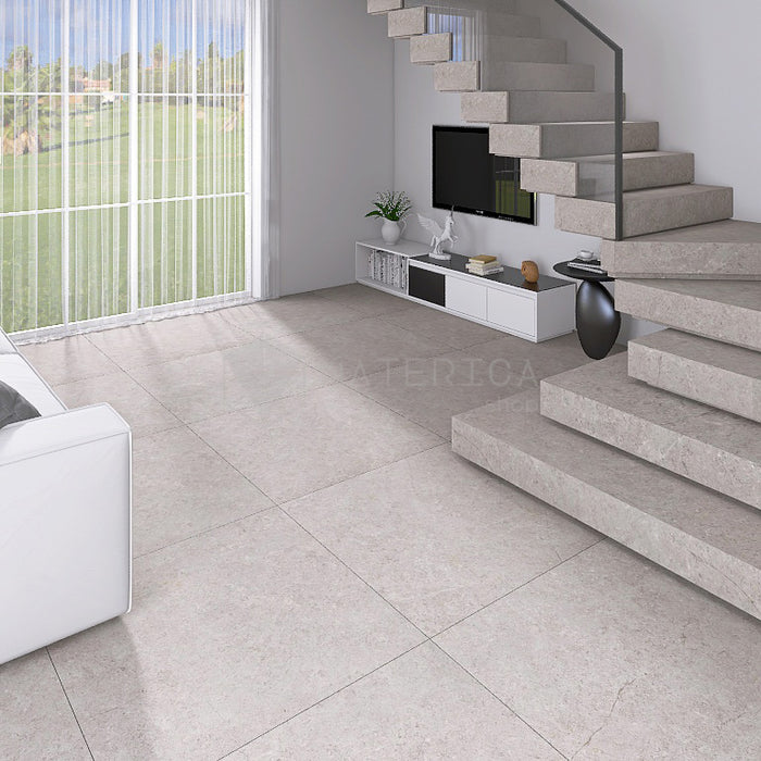 Salotto con pavimento in gres porcellanato effetto metallo ossidato 120x120 della collezione La Geoteca nella colorazione Vicenza di gardenia orchidea