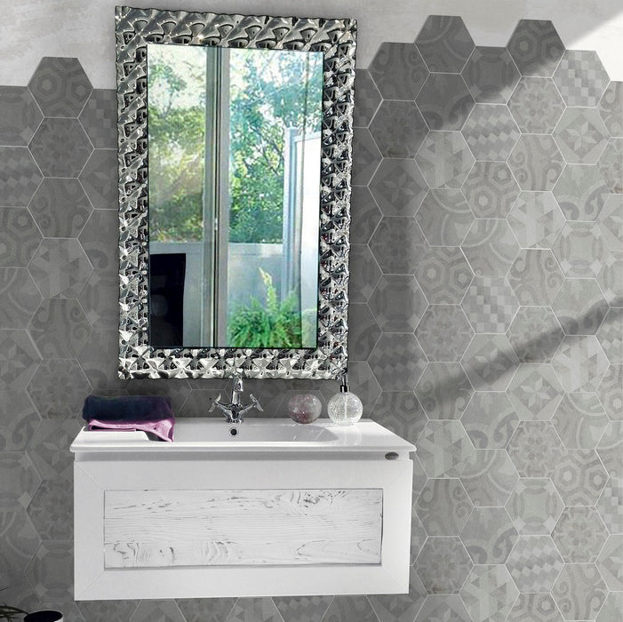 Ambientazione bagno con mobile sospeso in legno bianco, rivestiemnto parete in gres porcellanato esagone cementi decoro misto 900 colore antrax di keradom