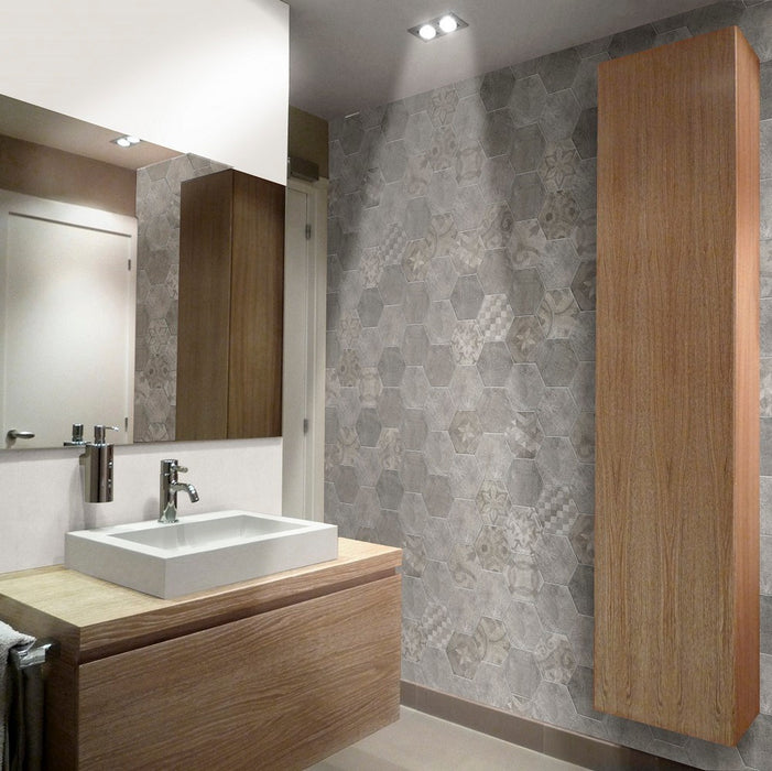 Ambientazione bagno moderno con arredo sospeso e specchio a parete. Parete rivestita con collezione in gres porcellanato esagone cementi decoro misto 900 colore silver di keradom