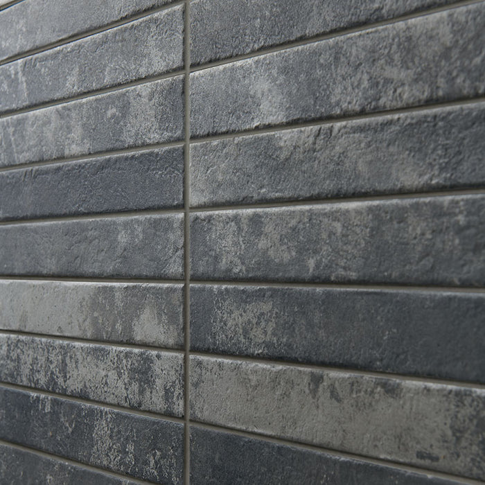 Dettaglio piastrella per pavimento e rivestimento in gres porcellanato effetto mattoncino opaco 4.8x45 cm della collezione Harlem, colore Dark Grey di Ceramica Rondine