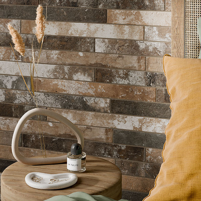 Dettaglio muro con rivestimento in gres porcellanato effetto mattoncino opaco 4.8x45 cm della collezione Harlem, colore Multicolor di Ceramica Rondine