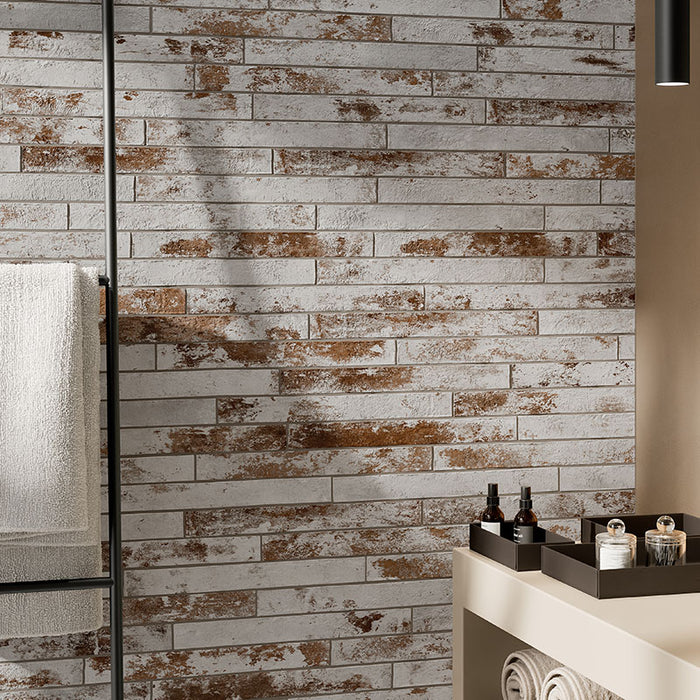 Dettaglio bagno con rivestimento in gres porcellanato effetto mattoncino opaco 4.8x45 cm della collezione Harlem, colore Red White di Ceramica Rondine