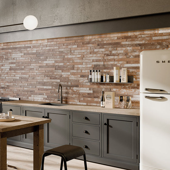 Cucina nera moderna con rivestimento in gres porcellanato effetto mattoncino opaco 4.8x45 cm della collezione Harlem, colore Red di Ceramica Rondine