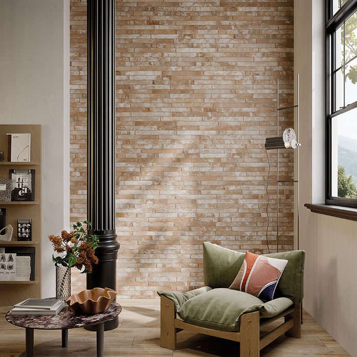 Salotto moderno con rivestimento in gres porcellanato effetto mattoncino opaco 4.8x45 cm della collezione Harlem, colore Sand di Ceramica Rondine