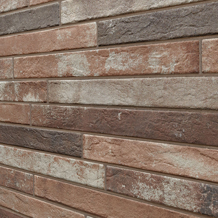 Dettaglio muro con rivestimento in gres porcellanato effetto mattoncino opaco 4.8x45 cm della collezione Harlem, colore Red di Ceramica Rondine